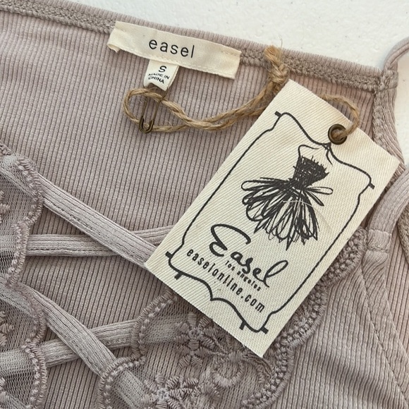 Easel Taupe Lace Accent V Neck Ribbed Tank Size Small NWT - Picture 4 of 9